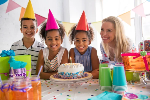 Grupp av bedårande barn som har kul på födelsedagsfest med mamma — Stockfoto