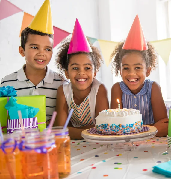 Grupo de niños adorables divirtiéndose en la fiesta de cumpleaños —  Fotos de Stock