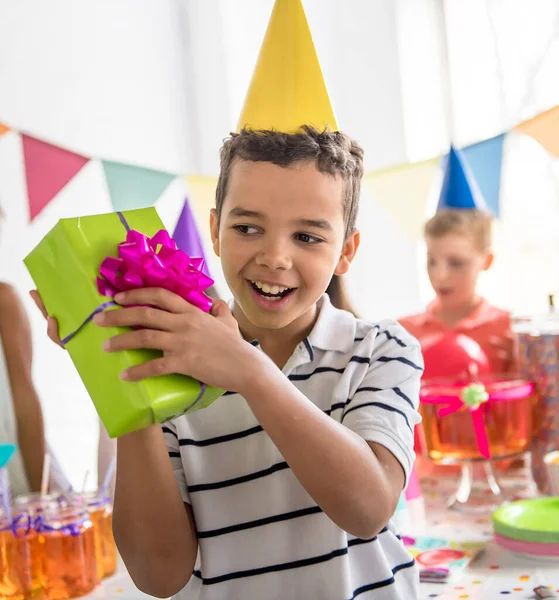 Grupp av bedårande barn som har kul på födelsedagskalas — Stockfoto