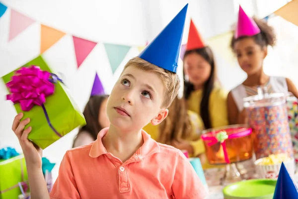 Gruppe entzückender Kinder hat Spaß bei Geburtstagsparty — Stockfoto