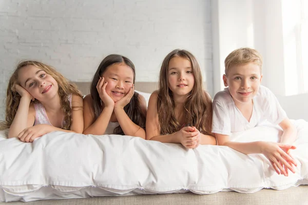 Grote groep van haar vrienden neemt goog tijd op bed — Stockfoto
