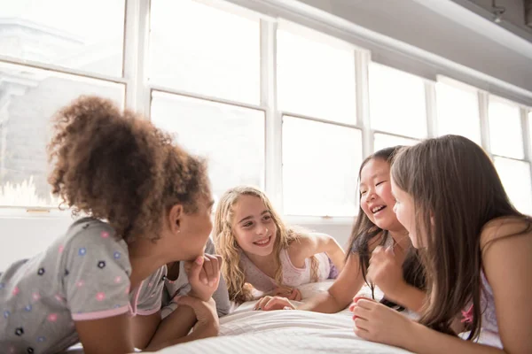 Grande grupo de seus amigos tomando goog tempo na cama — Fotografia de Stock