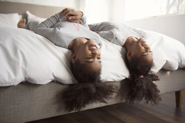 Δύο Αφροαμερικανίδες στο κρεβάτι στο σπίτι. — Φωτογραφία Αρχείου