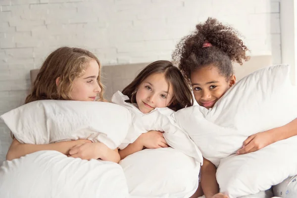 Group of tree friends taking goog time on bed — Stock Photo, Image