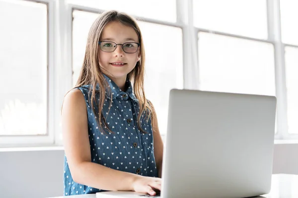 Молодая девушка с ноутбуком в школе — стоковое фото