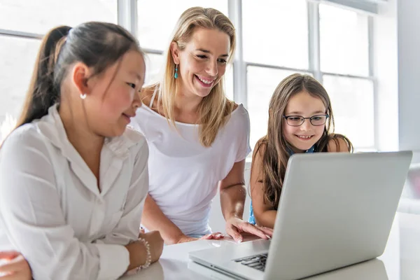 Bambino con tablet tecnologia e computer portatile in classe insegnante sullo sfondo — Foto Stock