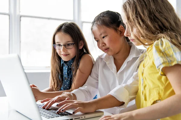Grupo de crianças curiosas assistindo coisas na tela do laptop — Fotografia de Stock