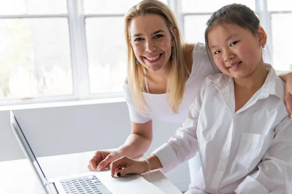 Estudante pesquisando on-line com a orientação de seu professor — Fotografia de Stock