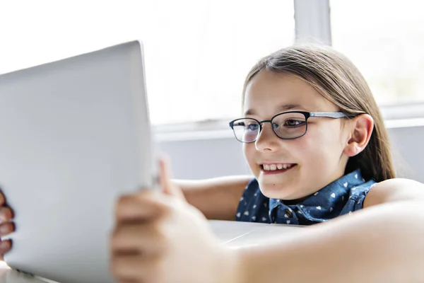 Uma criança bonita usando tablet na escola — Fotografia de Stock