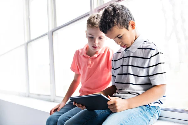 Мальчики или студенты с планшетным ПК уроки компьютерной школы — стоковое фото
