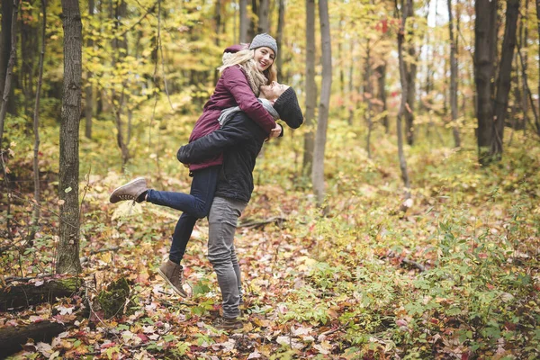 Unga par förälskade i en park på en höstdag — Stockfoto