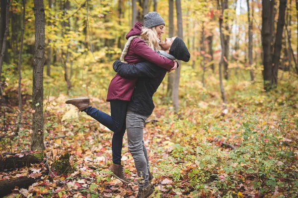 Unga par förälskade i en park på en höstdag — Stockfoto