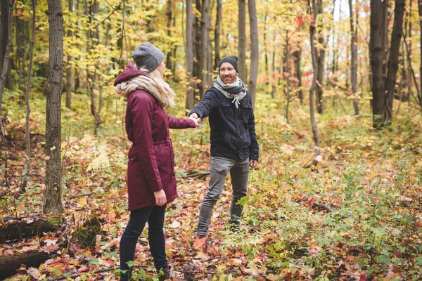 Młoda para zakochana w parku w jesienny dzień — Zdjęcie stockowe