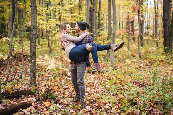 Νεαρό ζευγάρι ερωτευμένο σε πάρκο μια φθινοπωρινή μέρα — Φωτογραφία Αρχείου