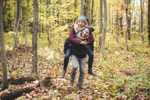 Unga par förälskade i en park på en höstdag — Stockfoto