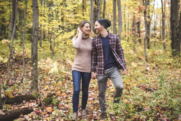 Unga par förälskade i en park på en höstdag — Stockfoto