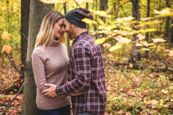 Unga par förälskade i en park på en höstdag — Stockfoto