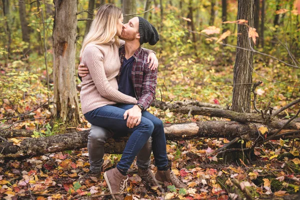 Pareja joven enamorada en un parque en un día de otoño —  Fotos de Stock