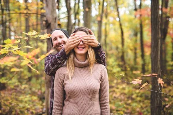 Ett par i höstparken. Le man och kvinna utanför.. — Stockfoto