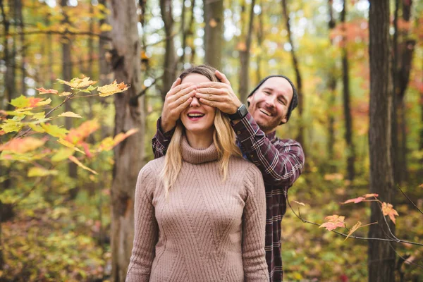 Para w jesiennym parku. Uśmiechnięty mężczyzna i kobieta na zewnątrz. — Zdjęcie stockowe
