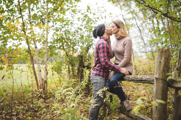 Pareja joven enamorada en un parque en un día de otoño — Foto de Stock