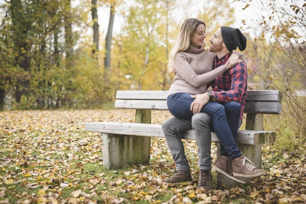 Pareja joven enamorada en un parque en un día de otoño — Foto de Stock