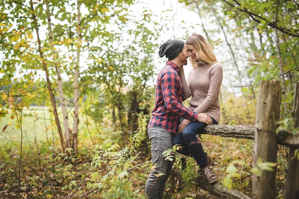 Unga par förälskade i en park på en höstdag — Stockfoto