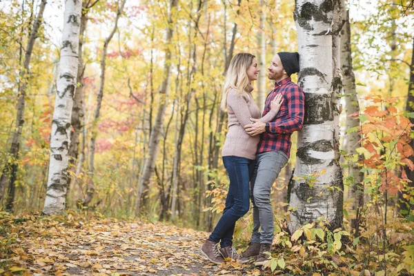 在秋天的一天，一对年轻夫妇在公园里恋爱 — 图库照片