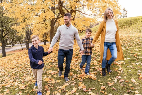 Семейная группа веселится на природе осенью — стоковое фото