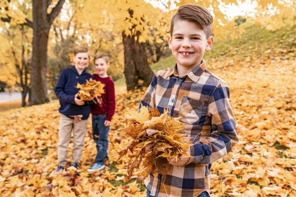 Kids in autumn forest having great time together — Stockfoto