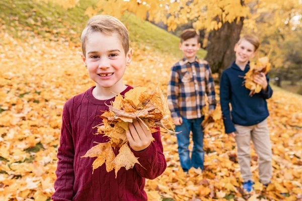 Kids in autumn forest having great time together — Stockfoto