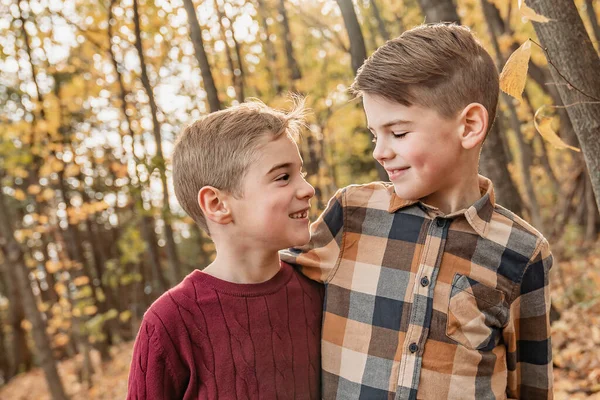 Niños en el bosque de otoño pasar un buen rato juntos —  Fotos de Stock