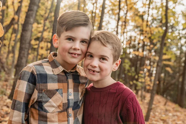 Niños en el bosque de otoño pasar un buen rato juntos —  Fotos de Stock