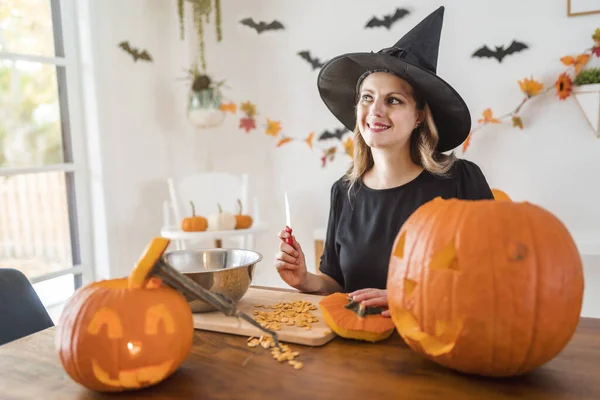 Домашняя жена получает удовольствие от вырезания тыквы на Хэллоуин — стоковое фото