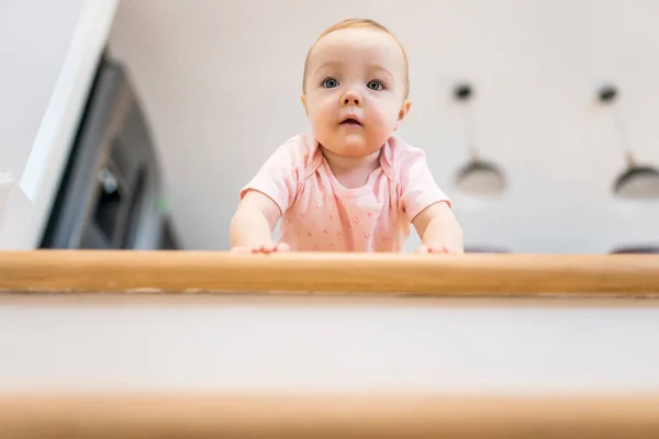 Petite fille solitaire en danger près de l'escalier — Photo