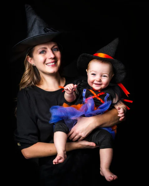Rodina matka a dítě dcera přes tmavé pozadí připraven na Halloween — Stock fotografie