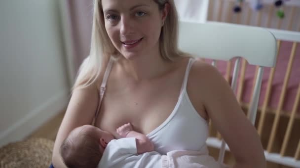 Egy anya szoptatja a kislányát a karjaiban.. — Stock videók