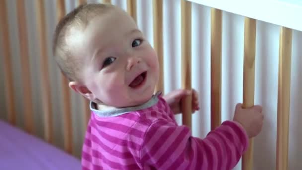 Nettes und nettes Baby mit Spaß un Krippe — Stockvideo