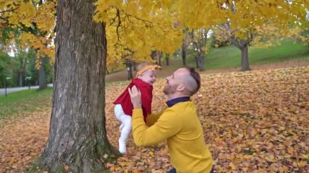 Hija bebé y su padre en la temporada de otoño en el parque — Vídeos de Stock