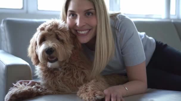 Mulher com seu cão Labradoodle dourado em casa — Vídeo de Stock