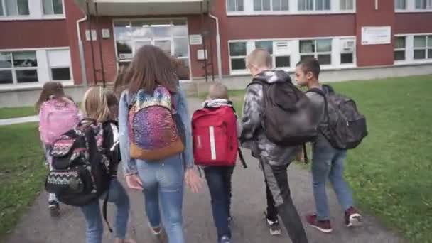 Groep kinderen op de school achtergrond hebben plezier bij het begin van de klas — Stockvideo