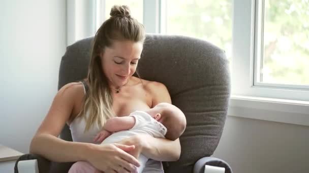 Porträt einer schönen Mutter mit ihrem 2 Monate alten Baby im Schlafzimmer — Stockvideo