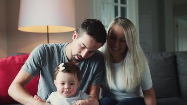 Οικογενειακή μητέρα, πατέρας, κόρη παιδιού στο σπίτι — Αρχείο Βίντεο