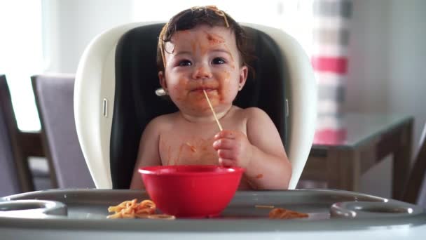 Dziecko dziewczyna, jedzenie spaghetti na lunch i bałagan w domu w kuchni — Wideo stockowe