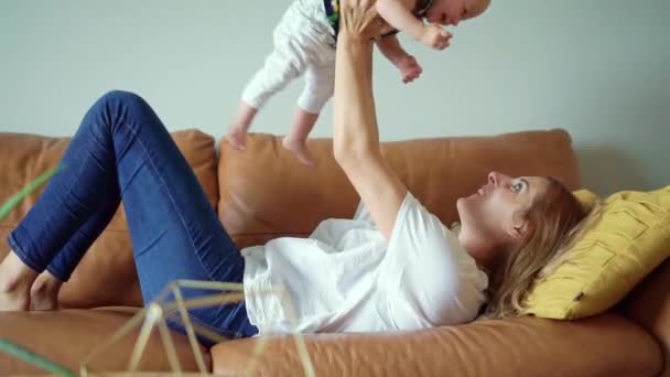 Šťastná rodina. Matka a dcerka hrají, v obývacím pokoji — Stock video