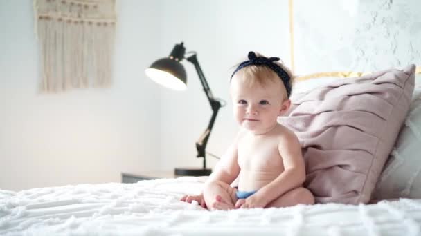Cute baby girl na łóżku w domu — Wideo stockowe
