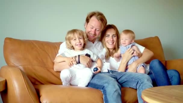 Familie har det sjovt på sofaen. – Stock-video