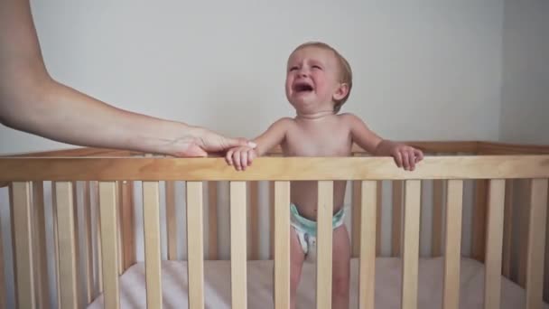A baba sír és felhívja anyát az ágyból. — Stock videók