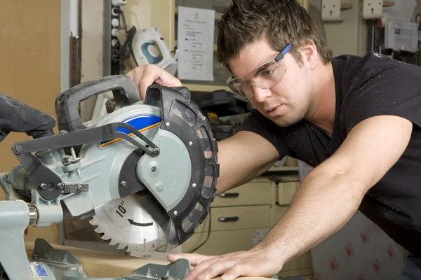 Schreiner bei der Arbeit mit Elektrowerkzeug — Stockfoto