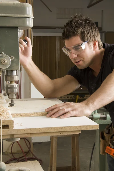 Op het werk op baan met machtshulpmiddel timmerman — Stockfoto